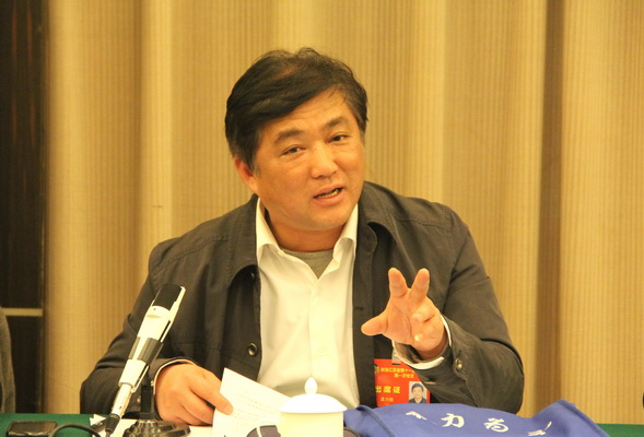 省政协委员孟力强在会上发言