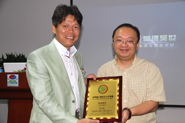中美华人精英文化交流会副秘书长韦峰为吴小松副理事长（左一）颁发祝贺状.jpg