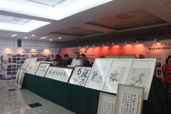 党员们现场参观1.jpg