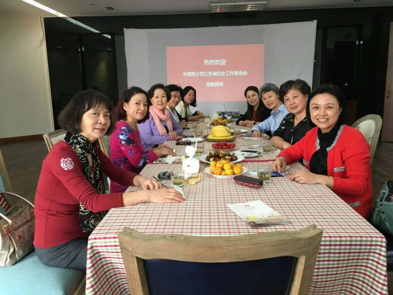 1445245163799530.jpg 2015年10月15日,省妇委会在苏州调研新常态下的互联网+妇女自主创业情况,走访巴莎美家外贸家具港.JPG