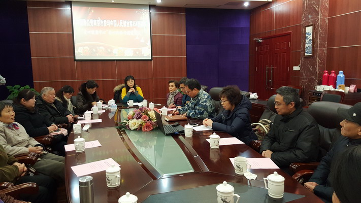 赠卡仪式会场.jpg