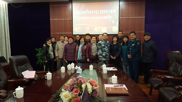 受赠侨眷、属与参加活动领导合影.jpg