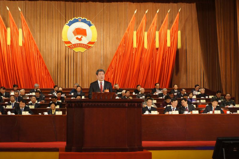 政协开幕式麻主委代表省政协常委会作关于三次会议以来提案发言工作情况的报告.JPG