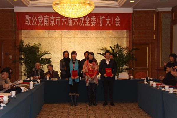 海外联络先进个人接受表彰.jpg