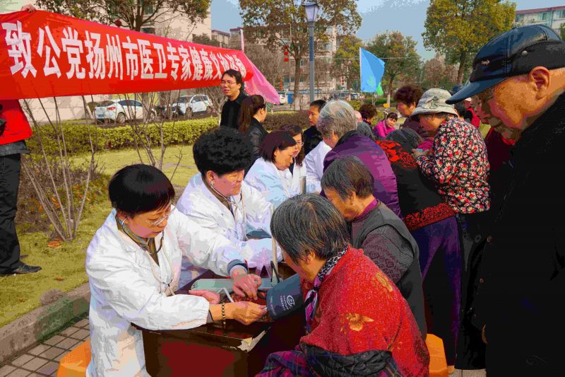 学雷锋日致公党扬州市医卫专家走进江苏油田开展健康义诊_副本.jpg