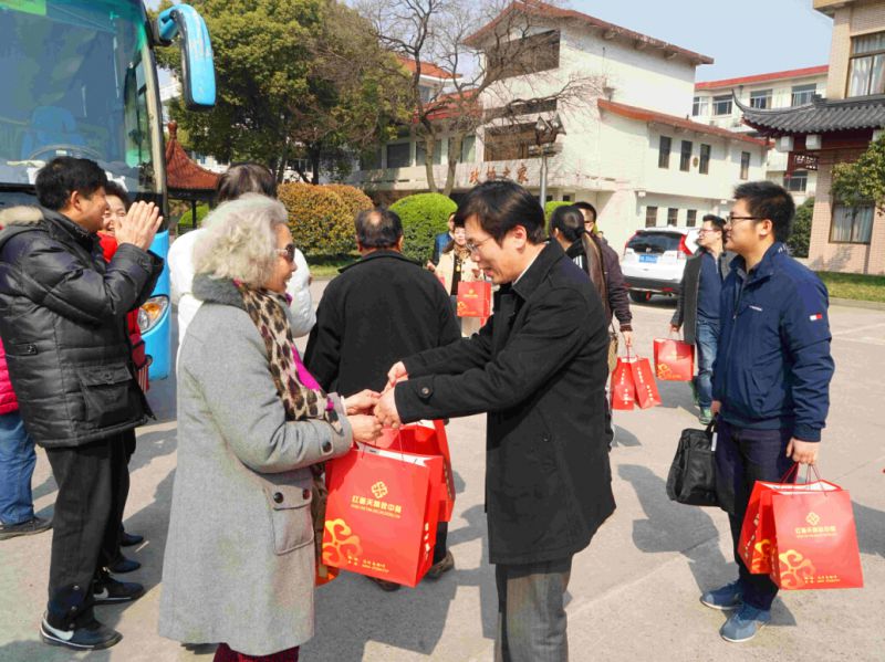 经济支部向老党员送枣.jpg