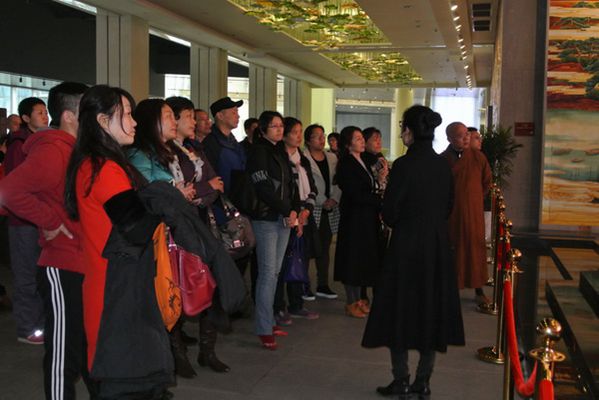 调研组听取介绍.jpg