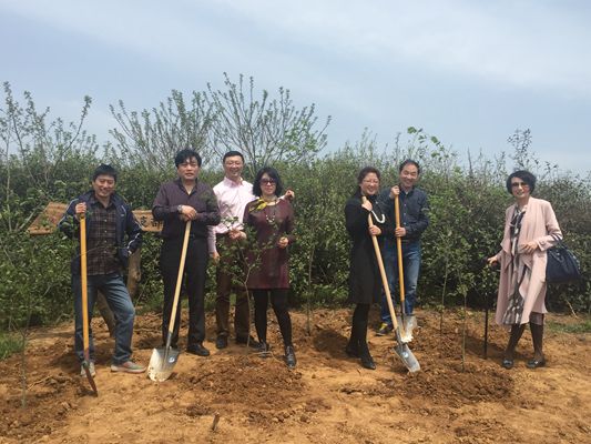党员们在植树林前合影.jpg