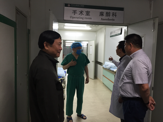 胡勤刚主委看望手术间隙的曾逸文主任_副本.png