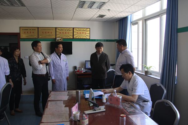 胡勤刚主委看望义诊中的曾平主任_副本.jpg