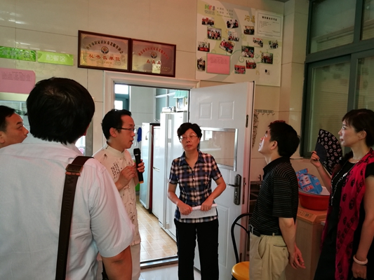 视察秦淮区社区养老服务机构_副本.jpg