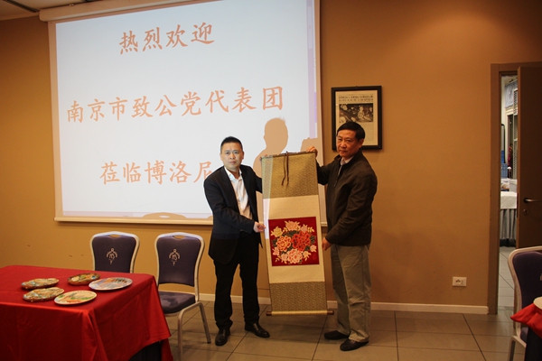 胡主委向意大利艾米莉亚华商联合会杨二伟会长赠送纪念品_副本.jpg