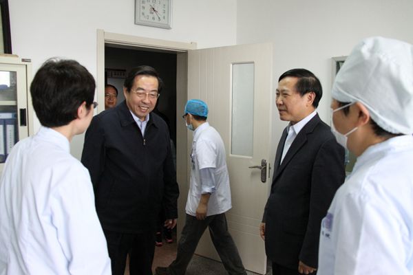 胡主委与盐城总支邹主委看望义诊中的季彤、章以娴主任.jpg