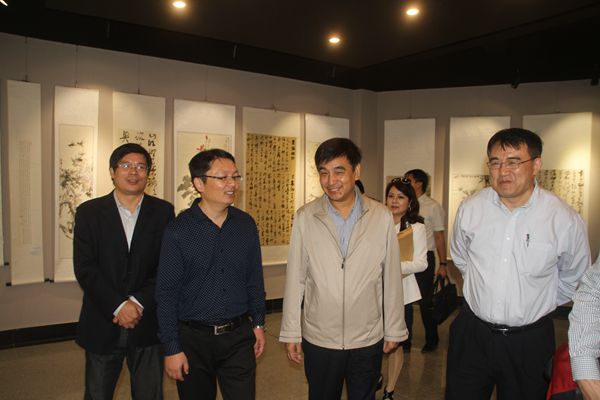 参观书画展现场_副本.jpg