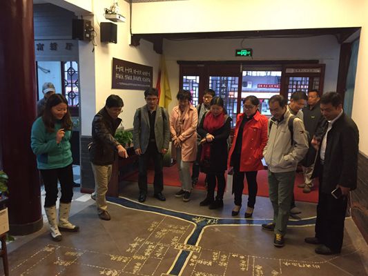 调研组听取少数民族示范街区工作的介绍_副本.jpg