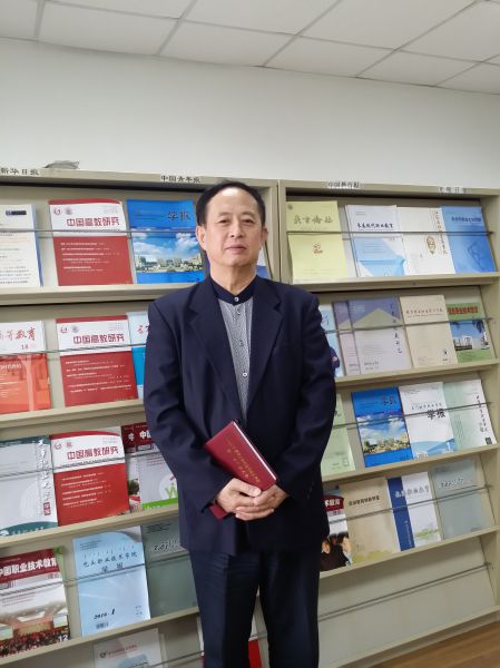 宋建军在办公室.jpg