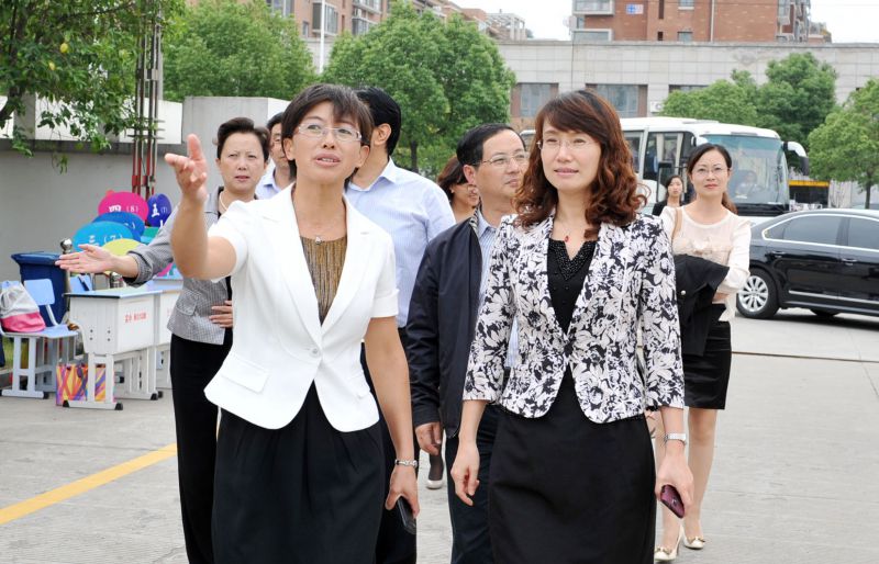 王学锋（前右）考察高港区实验小学教学情况.JPG
