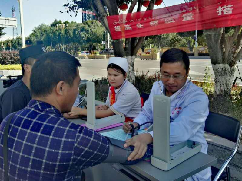 曾庆宏为霍尔果斯市民义诊.jpg