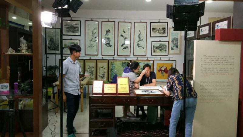 李仲华接受采访.jpg