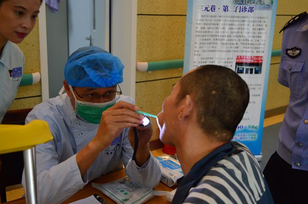 本党党员、口腔医院主任医师周炳荣在给患者做诊疗_副本.jpg