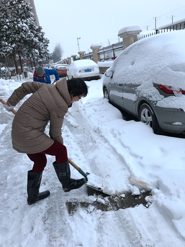 致公党员徐欣在马群馨康苑小区内铲雪_副本.jpg