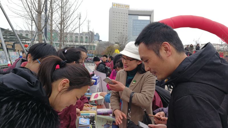 学习雷锋 情暖三月--外国语学校支部义卖活动2.jpg