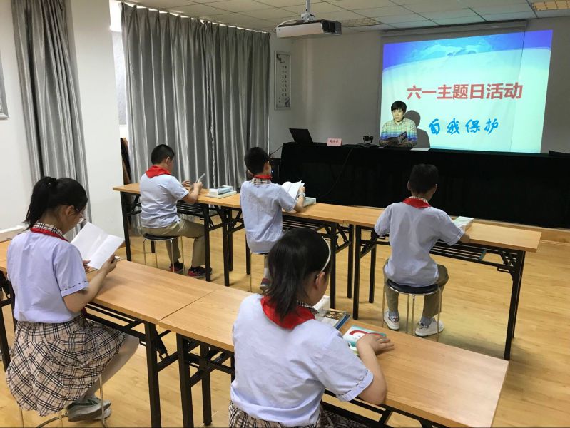 2018-6-1“致公爱心妈妈”为连云港市南巷小学学生送法律1.jpg