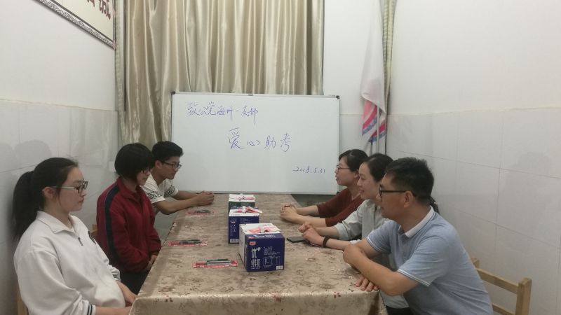 2018-5-31致公党连云港市海州一支部爱心助考在行动.jpg