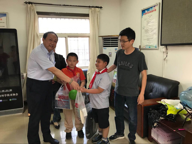 2018-6-1“六一”儿童节，致公党连云港市高新区支部走进社区慰问留守儿童1.png