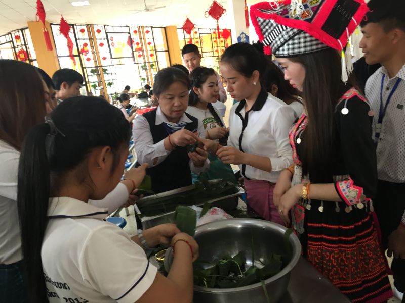 2018-6-15端午粽香 传递友情--新浦一二、医卫支部携手老挝班留学生端午活动4.JPG