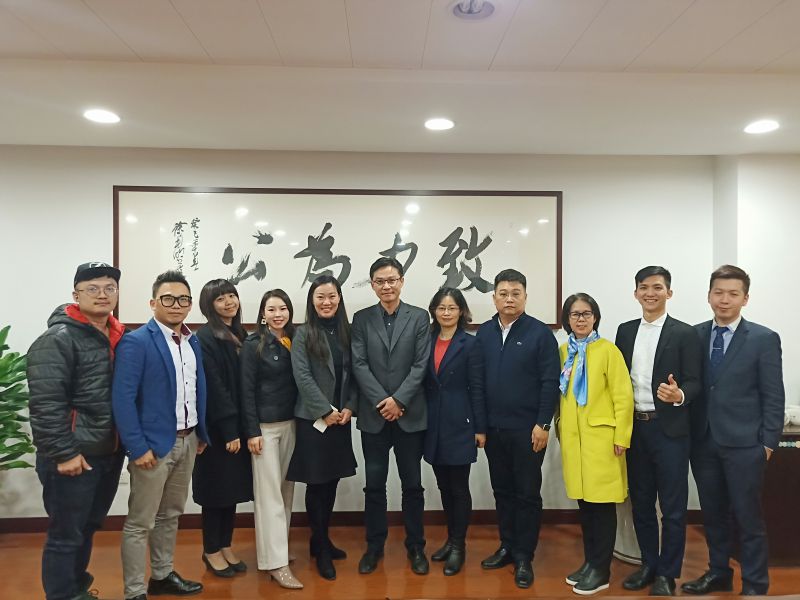 高层次人才座谈合影.jpg