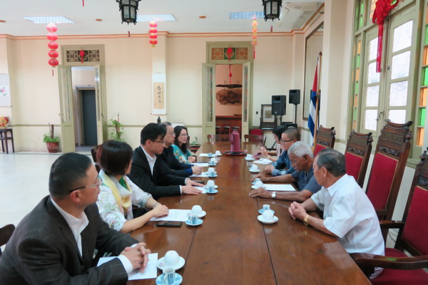 5 与古巴中华总会馆侨领座谈交流.jpg