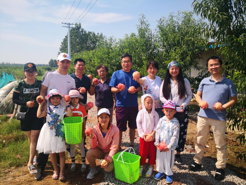 2019-8-18（李瑞）盛夏摘“仙桃”，酷暑送清凉 --新浦一支部党员赴吕湾村家庭农场采摘游记1.jpg