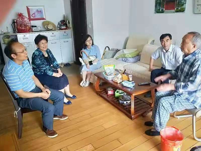 淮安总支慰问离休干部.jpg