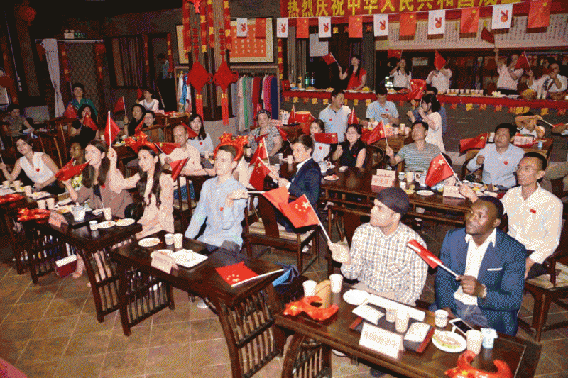 气氛热烈1.gif