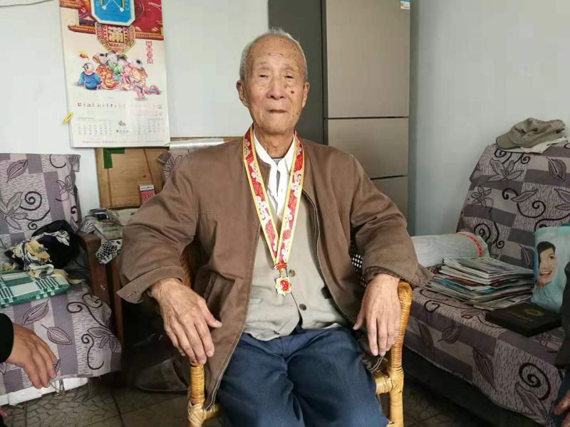 2019-11-4（朱波）杨杰喜获“庆祝中华人民共和国成立70周年”纪念章1.jpg