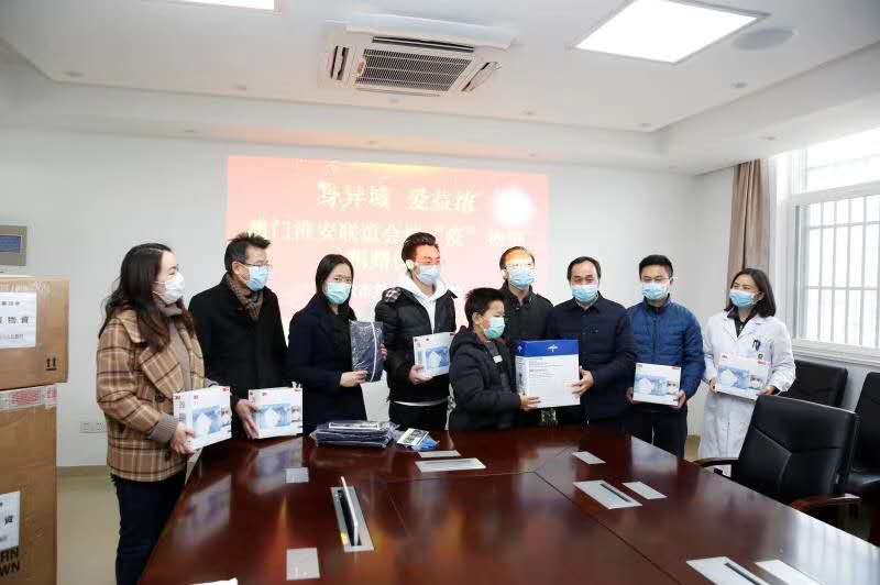 于亮主委全家向淮安市一院捐赠从瑞典人肉回来的口罩.jpg