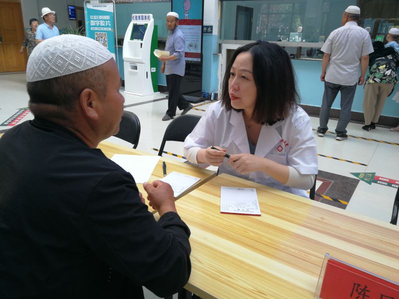 刘堃为循化县少数民族同胞义诊.jpg