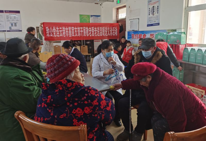 11.奉献爱心 关爱老人--致公党连云港市基层支部联合走进养老院开展义诊活动1.jpg