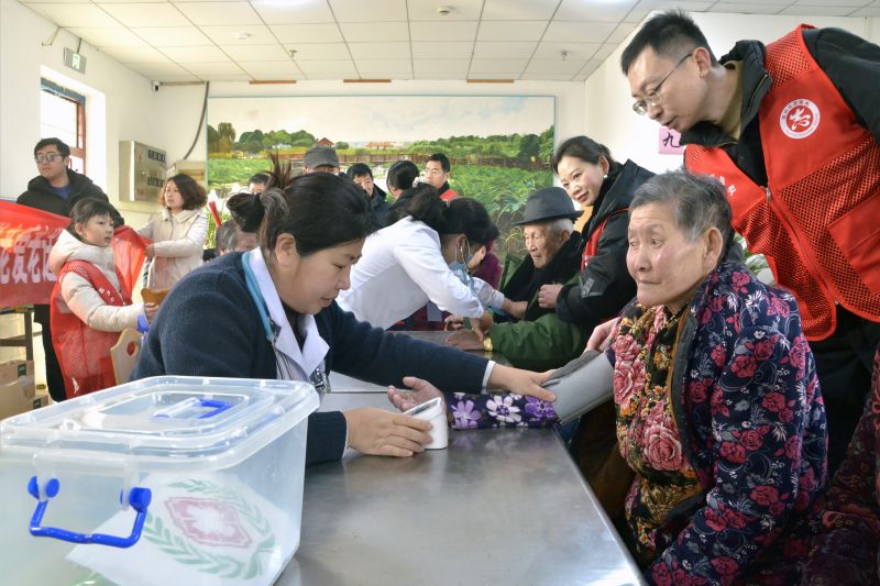 11.奉献爱心 关爱老人--致公党连云港市基层支部联合走进养老院开展义诊活动11.jpg